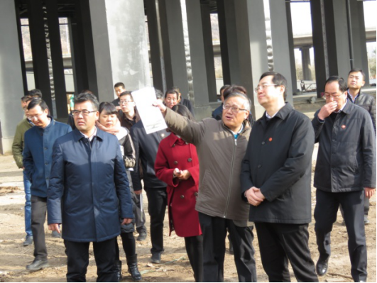 省委常委、西寧市委書記王曉在青海省物產(chǎn)集團(tuán)總公司黨委書記、總經(jīng)理王玉輝陪同下，深入青海物產(chǎn)朝陽物流園區(qū)。